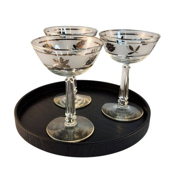 Black Round Wooden Serving Tray - Minimalist Display Design - Picture 5 of 10